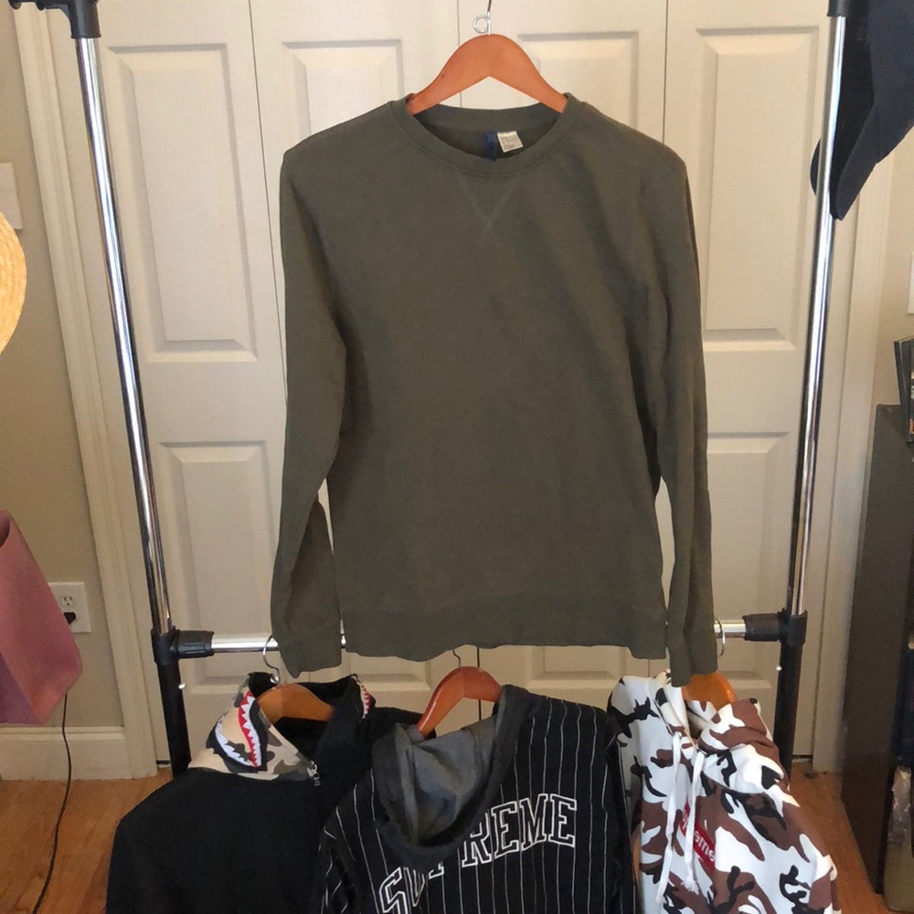 H&M’s basic crew neck army green